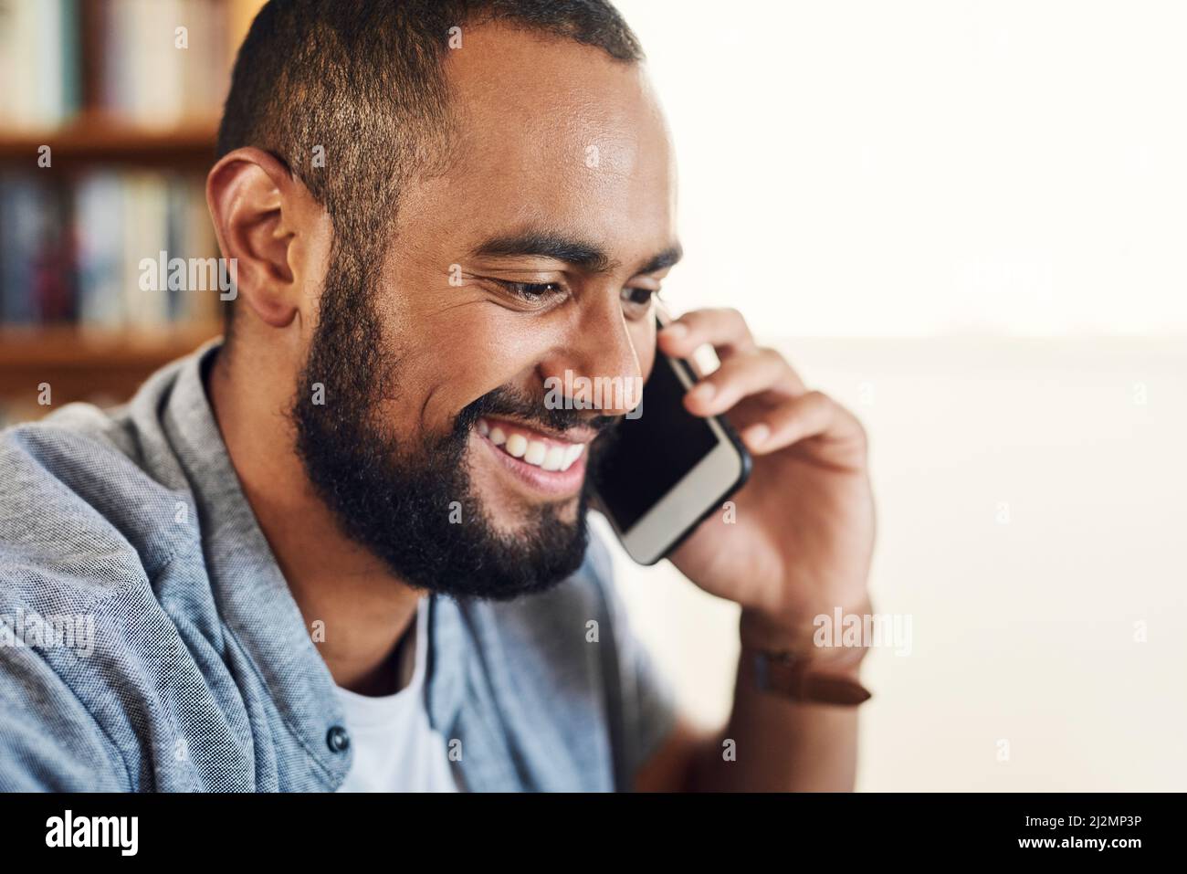 Hallo, sind Sie frei für einen Chat. Aufnahme eines Geschäftsmanns, der von zu Hause aus mit seinem Smartphone telefoniert. Stockfoto