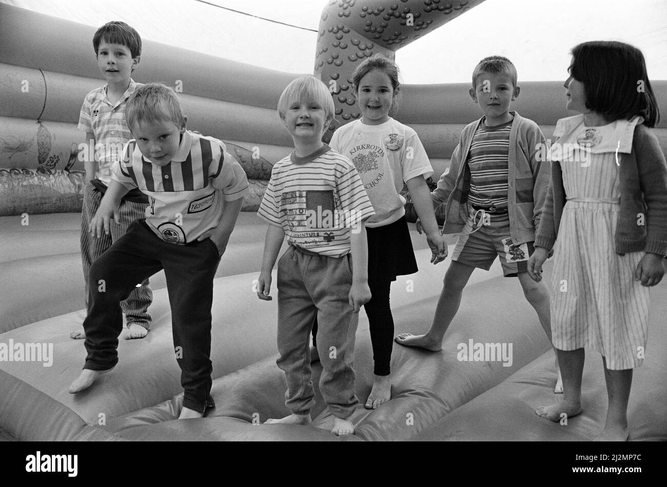 Junge Gesundheitsfreaks!... Schüler der Kindertagesschule Kirkroyds nahmen an einem gesponserten Bounce Teil, der im Rahmen eines organisierten Gesundheitstages stattfand. Die Veranstaltung war Teil eines Projekts über gesundes Leben, an dem die Schüler der New Mill School während der Woche teilnahmen. Zum Tag der offenen Tür gehörten Ausstellungen, Fußball-Coaching und Stände zu verschiedenen Gesundheitsthemen und Menschen, die in verwandten Berufen arbeiten. Die Schule hofft, rund £500 von den gesponserten Bounce zu sammeln, die in Richtung Computerausrüstung gehen wird. 25.. Juni 1991. Stockfoto