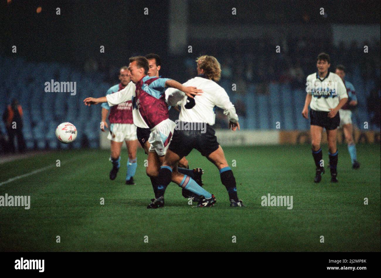 UEFA Cup 2. Runde 1. Bein Spiel, Aston Villa 2 - 0 Inter Mailand im Villa Park statt. David Platt von Villa wendet sich von Andreas Brehme ab. 24.. Oktober 1990. Stockfoto