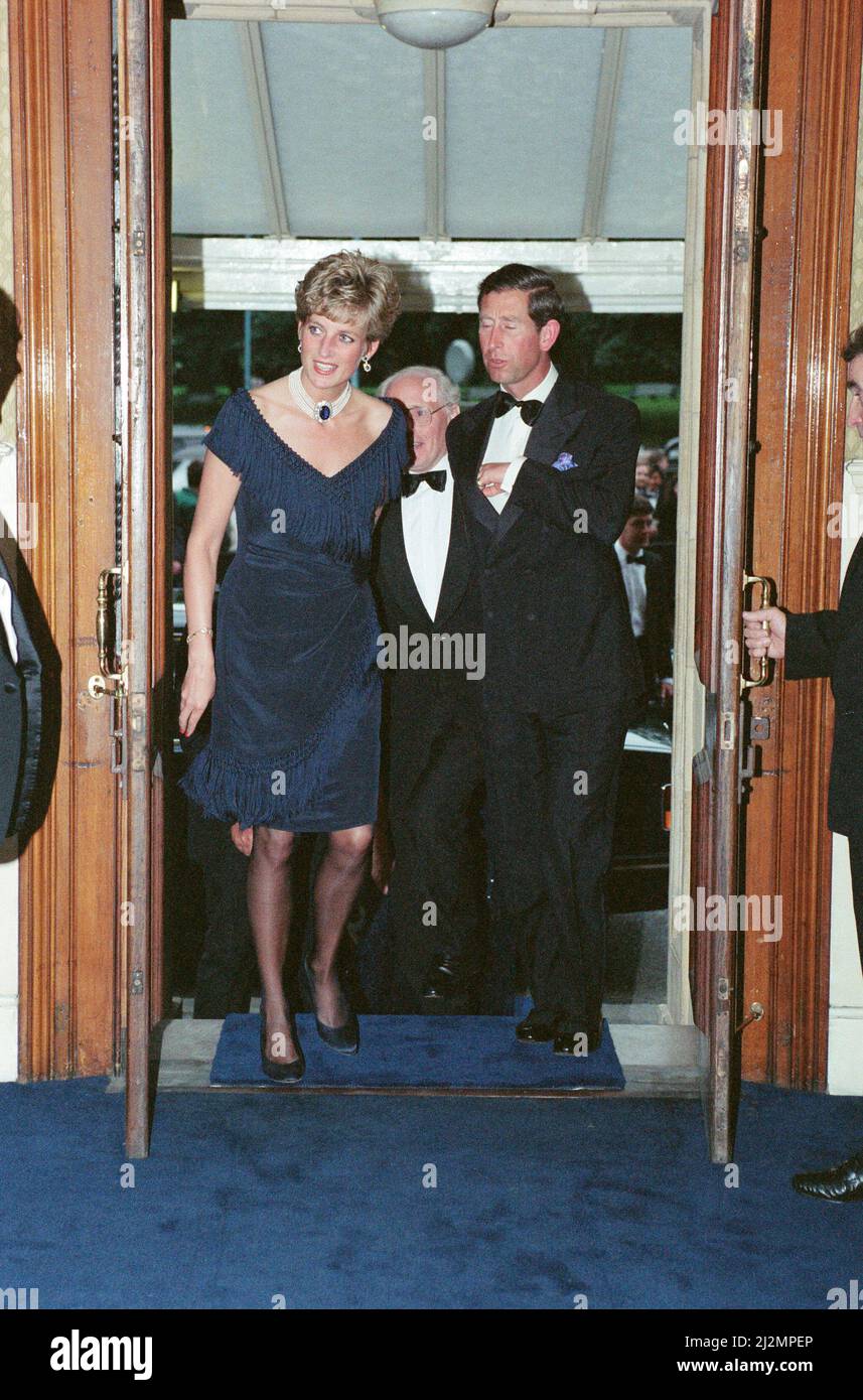 S.H. die Prinzessin von Wales, Prinzessin Diana und S.H. der Prinz von Wales, Prinz Charles, kommen zur Royal Albert Hall für eine Aufführung von Verdis Requiem. Die Prinzessin trug ein umwerfendes, blaues Flapper-Kleid mit Fransen. Bild aufgenommen am 8.. Juli 1991 Stockfoto