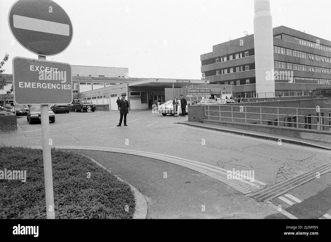 Royal Berkshire Hospital, 3.. Juni 1991. Prinz William wurde bei einem Unfall in Ludgrove, einer Vorbereitungsschule in der Grafschaft von Bergen, verletzt, an die er als Grenze gegangen ist, als er acht Jahre alt war. Die Verletzung war schwer. William wurde von einem Golfclub, der von einem Freund geführt wurde, mit einem Schlag auf den Kopf getroffen und war für Tests im Royal Berkshire Hospital eingeliefert worden. Unser Bild zeigt das Royal Berkshire Hospital mit starker Polizeipräsenz. Stockfoto