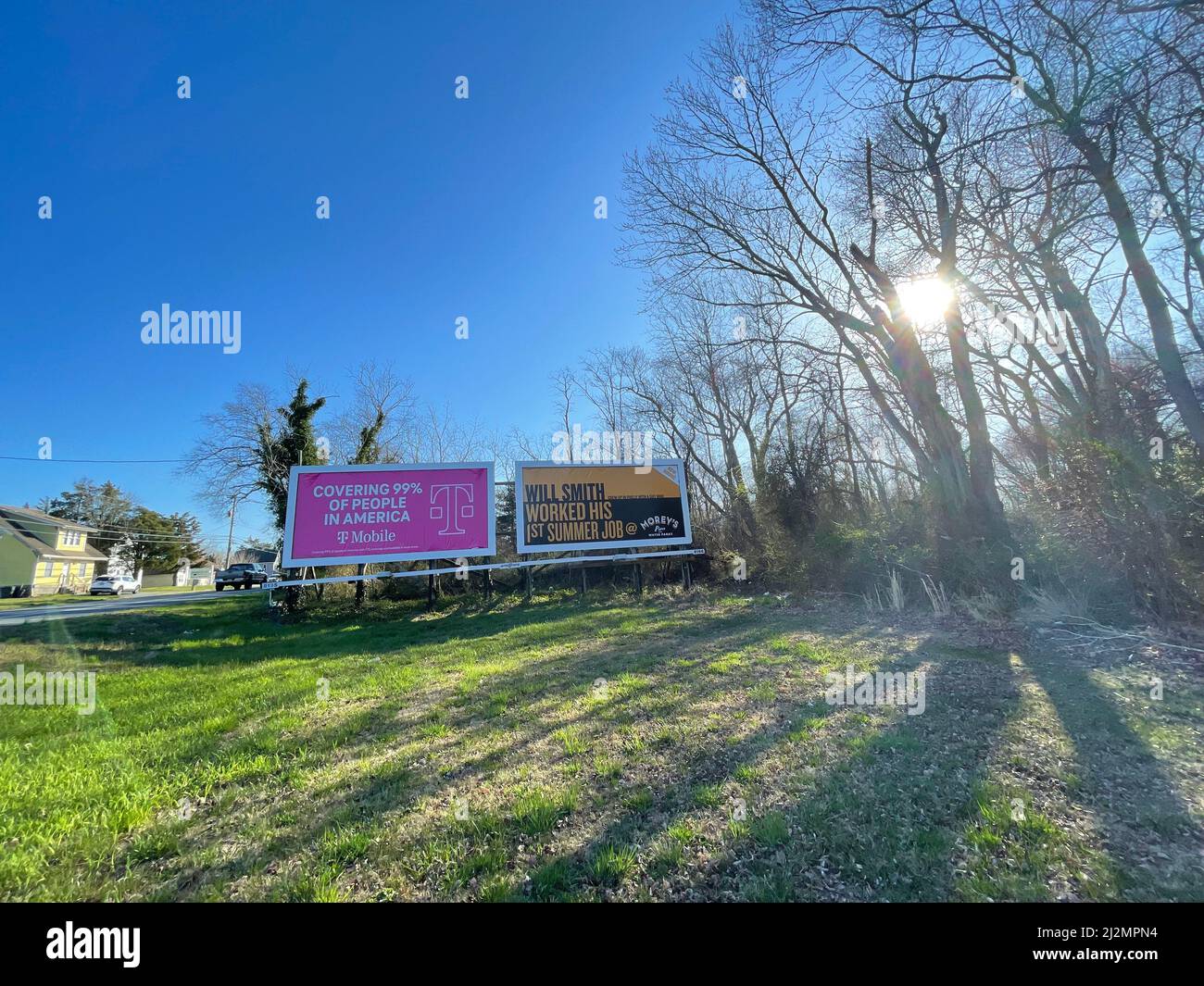 Green Creek, Usa. 02. April 2022. Eine irreführende Plakatwand, um Moreys Pier in Wildwood zu fördern, behauptet, dass will Smith in Philly mit einem Kerl aufgewachsen ist, der seinen ersten Sommerjob im Vergnügungspark am Samstag, dem 02. April 2022, auf einer Plakatwand in der südwärts-RT arbeitete. 47 in Green Creek, New Jersey. Ein anderer behauptet, dass Simone Biles umgedreht habe, als Leute Burger am Morey's Pier aßen. Beide Zeichen sind ein Wortspiel mit prominenten Namen, um ihre Geschäfte zu fördern. ( Kredit: William Thomas Cain/Alamy Live News Stockfoto