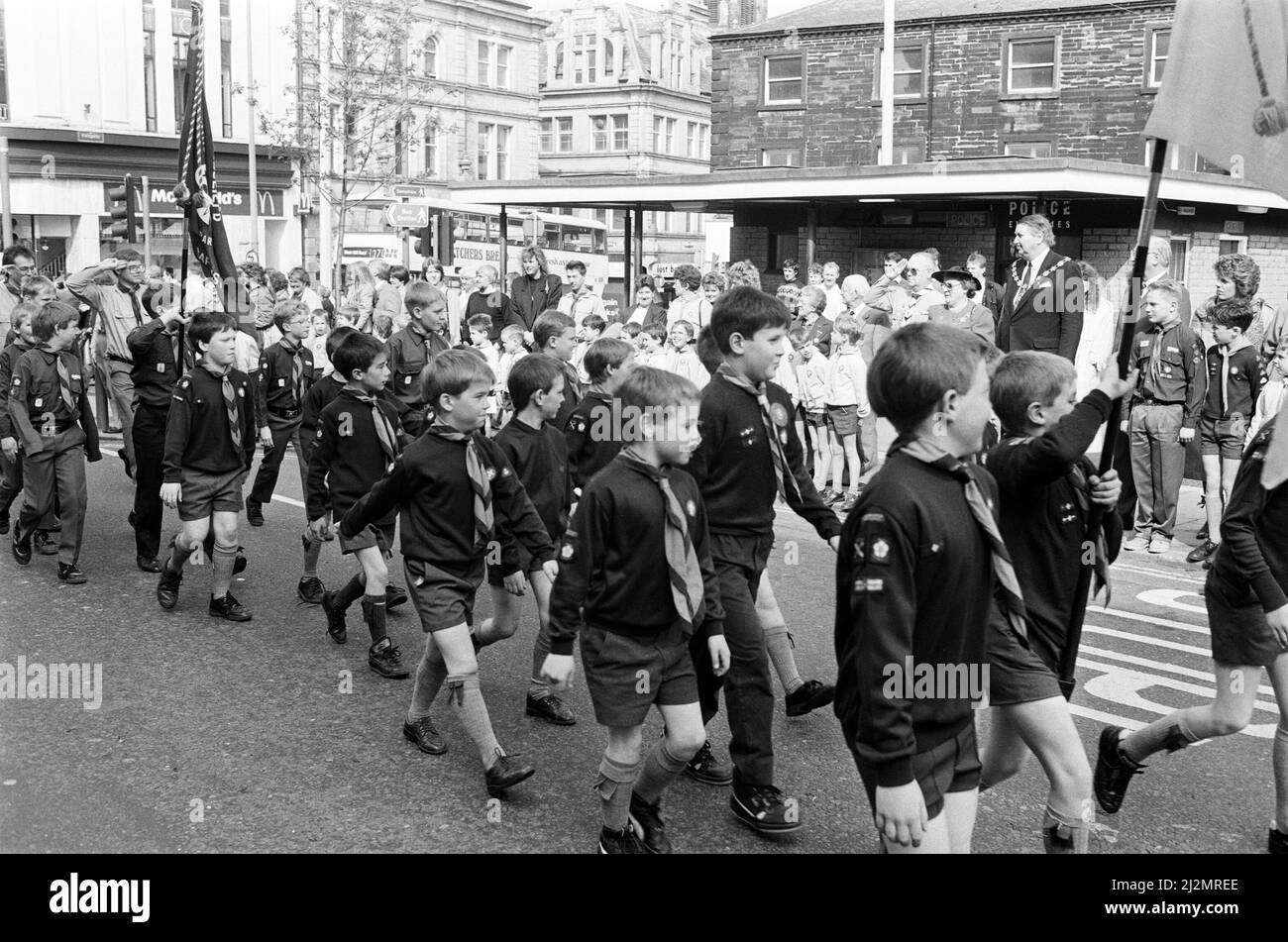 Scouts aus dem südwestlichen Distrikt Huddersfield marschierten vom Rathaus zur Pfarrkirche bei ihrer St. George's Day Parade.der Gottesdienst, der vom Vikar von Huddersfield, Rev. Brian Maguire, durchgeführt wurde, beinhaltete ein Playlet von Mitgliedern der Scout-Gruppe Crosland Moor. Kirklees, die stellvertretende Bürgermeisterin und Bürgermeisterin, Clr und Frau David Wright, die an dem Gottesdienst teilnahmen, werden beim Gruß auf dem Marktplatz abgebildet, als die Parade zum Rathaus zurückkehrte. Die Honley Band und die Marsden Junior Band lieferten Musik. 22.. April 1990. Stockfoto