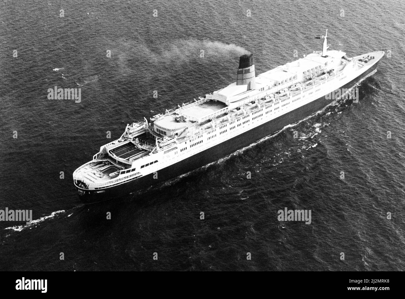 Queen Elizabeth 2, Ozeandampfer, gebaut für die Cunard Line, die von Cunard sowohl als transatlantischer Linienschiff als auch als Kreuzschiff von 1969 bis 2008 betrieben wurde. Im Bild die Verkäufe von Liverpool im Jahr QE2 bei einem Besuch in der Stadt. Merseyside, 24.. Juli 1990. Stockfoto