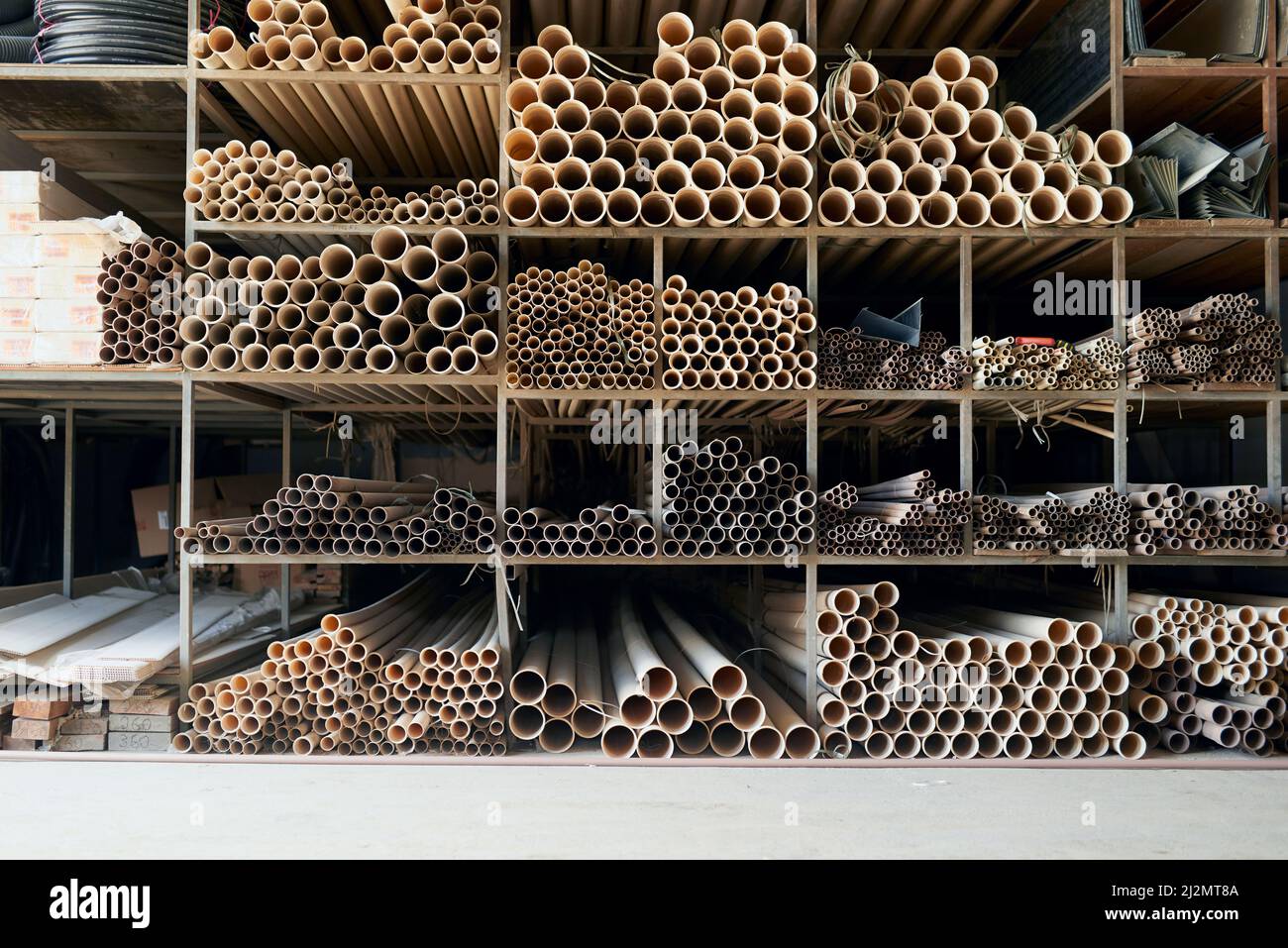 Alle Baumaterialien, die Sie benötigen. Ausgeschnittene Aufnahme von Baustoffen in einem Industrielager. Stockfoto