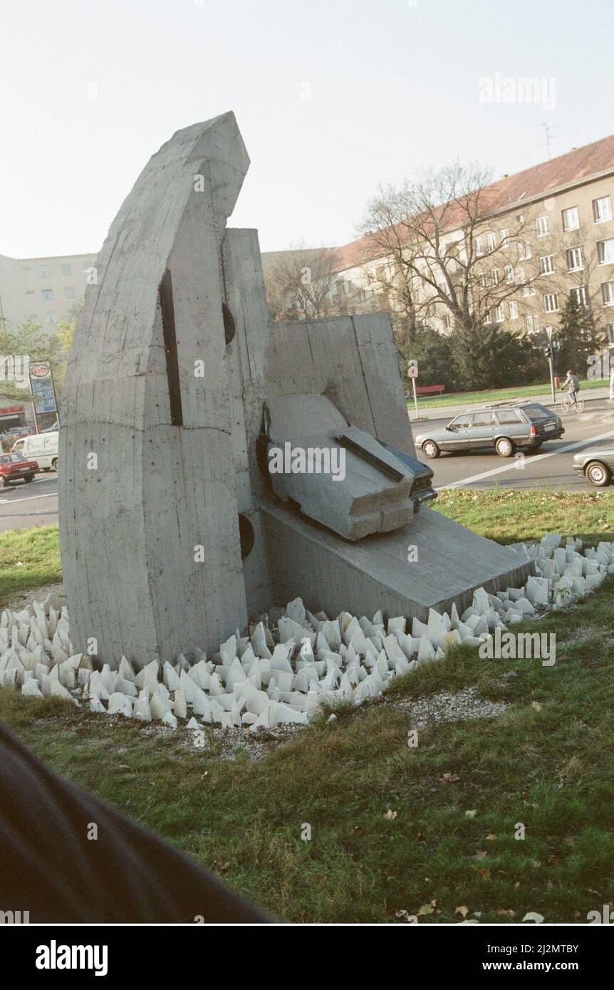 West-Berlin, Deutschland, 10 Tage nach Lockerung des Grenzübergangs durch die DDR-Regierung. Dies ermöglichte es den ostdeutschen Bürgern, in West-Berlin und West-Deutschland zu überqueren, Aufnahmen vom 19.. November 1989. Im Bild: Skulptur des deutschen Künstlers Wolf Vostell Stockfoto