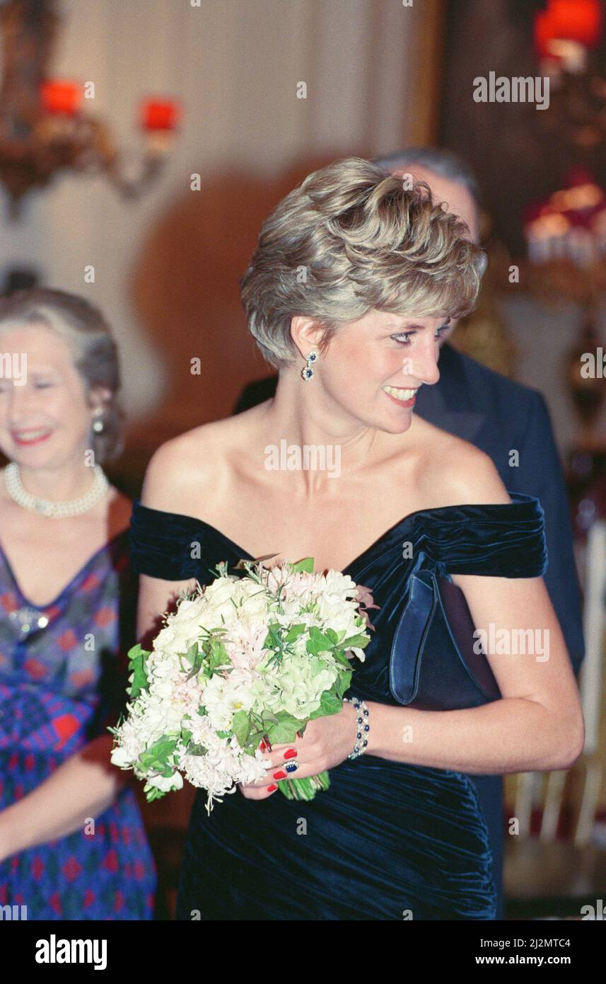 Prinzessin Diana, Prinzessin von Wales, nimmt an Karneval der Vögel Teil für die RSPB Charity, Royal Opera House, Covent Garden, London, Großbritannien. Diana wird von der Tänzerin Wayne Sleep, die im roten Trikot der Bühne gekleidet ist, in die Besetzung eingeführt. Er ist nicht in diesem Rahmen, sondern in anderen Rahmen in diesem Set. Bild aufgenommen am 3.. November 1991 Stockfoto