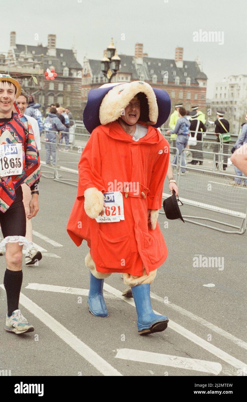 Der London Marathon - 1991Runners in ausgefallener Kleidung über Westminster Bridge, Central London. Läufer in ausgefallenen Kleidern. Lauf Funnies. Bild aufgenommen am 21.. April 1991 Stockfoto