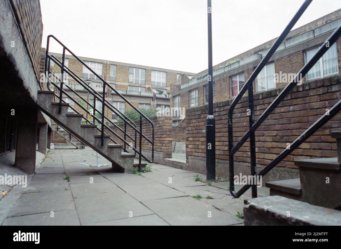 Allgemeine Ansichten des Southwyck House Housing Estate aka Barrier Block, auf dem Somerleyton Estate in Brixton, London. 31.. Oktober 1991. Stockfoto