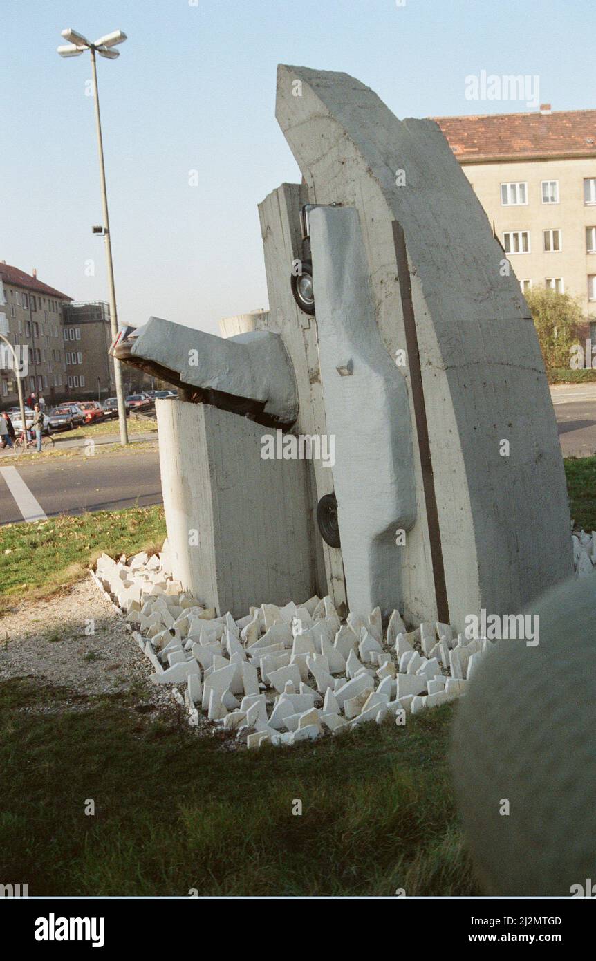 West-Berlin, Deutschland, 10 Tage nach Lockerung des Grenzübergangs durch die DDR-Regierung. Dies ermöglichte es den ostdeutschen Bürgern, in West-Berlin und West-Deutschland zu überqueren, Aufnahmen vom 19.. November 1989. Im Bild: Skulptur des deutschen Künstlers Wolf Vostell Stockfoto