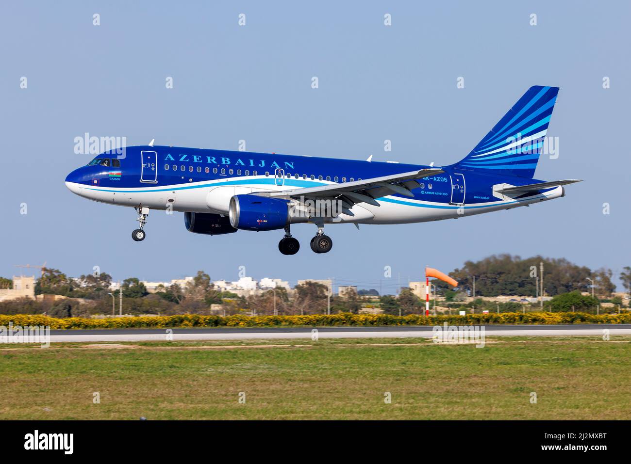 Azerbaijan Airlines Airbus A319-111 (REG: 4K-AZ05) auf der Finalbahn 31, die die Fußballnationalmannschaft für ein Spiel mit Malta bringt. Stockfoto