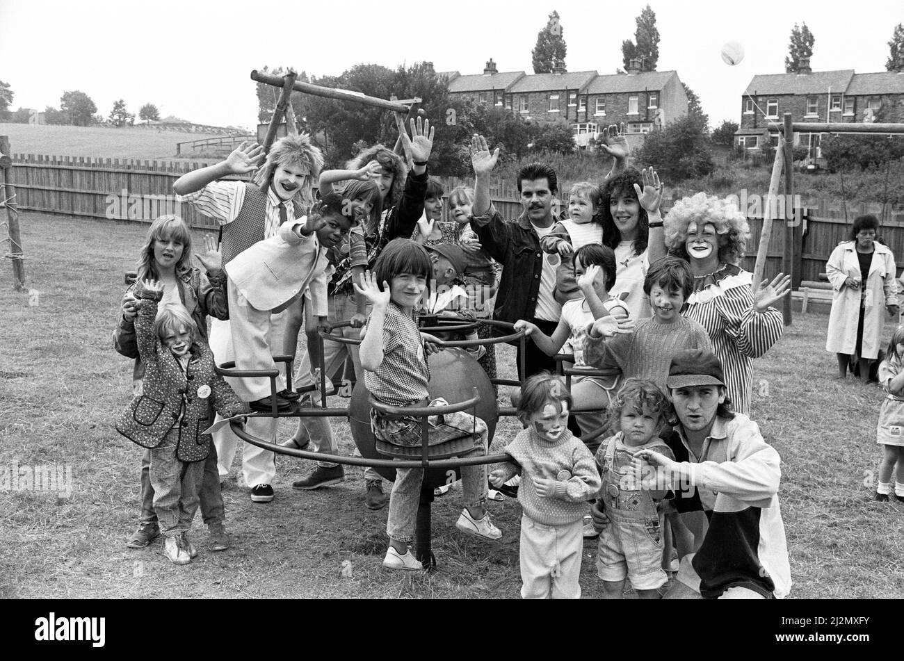 Schaukeln und Kreisverkehre ... Die Kinder von Crosland Moor genießen den neuen Abenteuerspielplatz Walpole Community Centre, der am Samstag eröffnet wurde. Der stellvertretende Bürgermeister von Kirklees, Clr John Howarth, führte die Eröffnungszeremonie durch, die nach einer Kinderprozession¿ erfolgte.der Spielplatz umfasst Schaukeln, einen Klettergerüst, eine Hängebrücke und eine Flugbahn. Es wurde von Bauunternehmern, Mitarbeitern des Gemeindezentrums und Freiwilligen gebaut. 21.. Juli 1990. Stockfoto