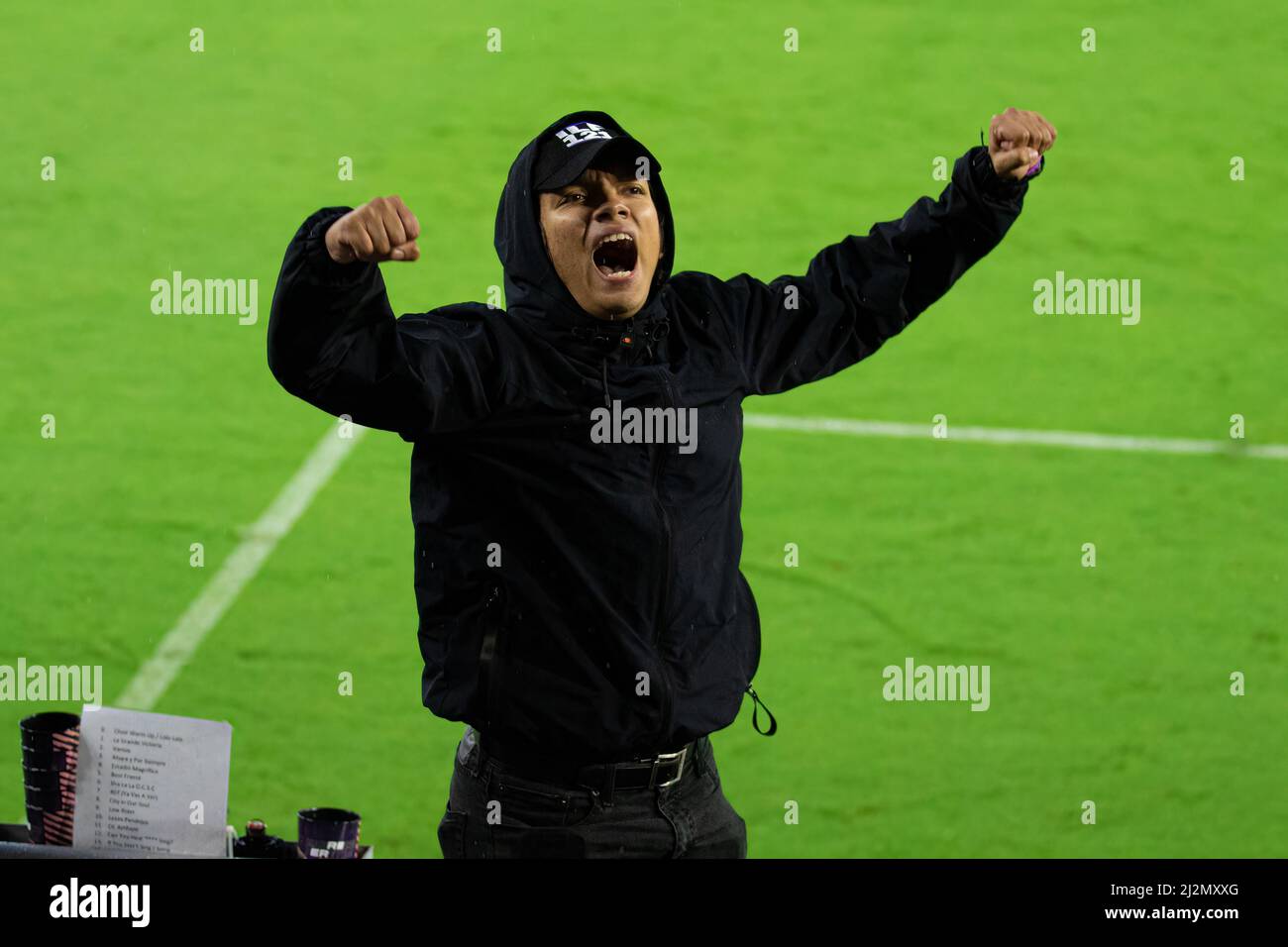 Orlando, Usa. 02. April 2022. Fan führt die Gesänge während des Major League Soccer-Spiels zwischen Orlando City und dem Los Angeles FC im Exploria Stadium in Orlando, Florida, an. Andrea Vilchez/SPP Quelle: SPP Sport Pressefoto. /Alamy Live News Stockfoto