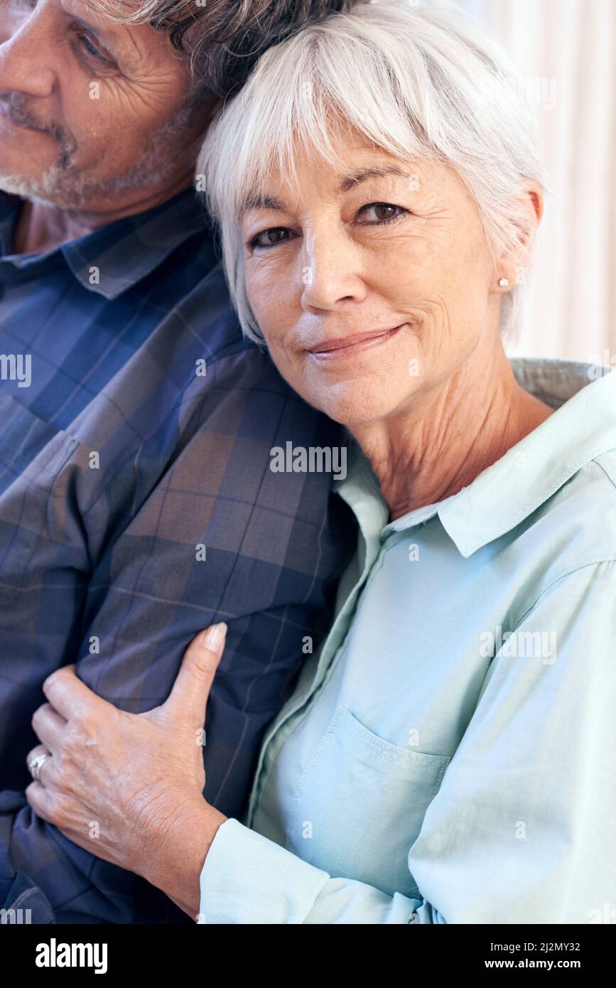 Alles, was ich mir nur wünschen konnte. Porträt eines liebevollen Seniorenpaares. Stockfoto