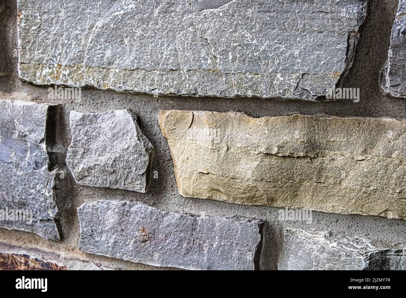 Landschaftlich gestaltende Felsen an der Seite einer Wand Stockfoto