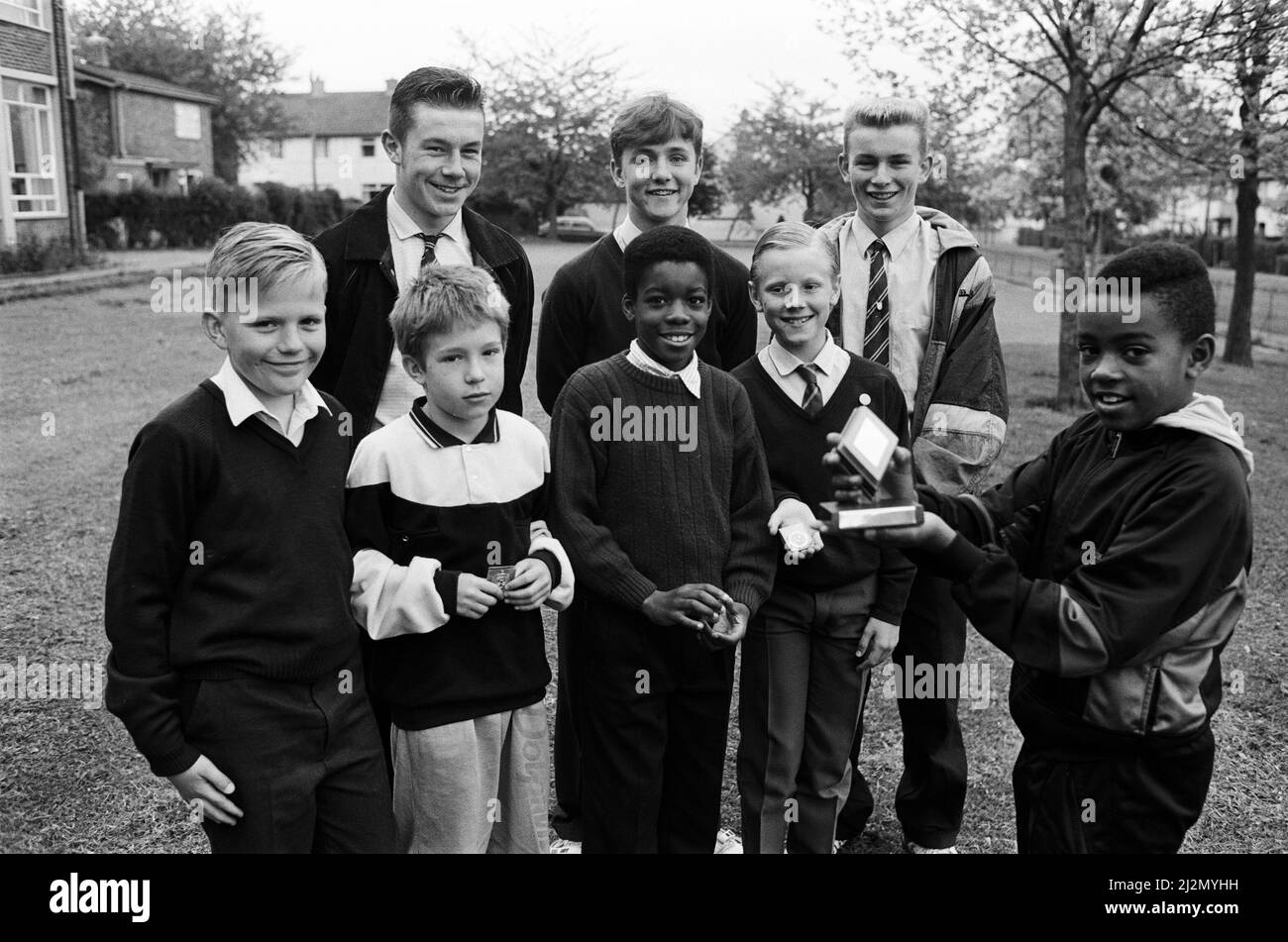 Fünfer-Meister - Bradley Juniors hat ihren eigenen Pokalfinalsieg erzielt. Während Manchester United und Crystal Palace sich auf ihre Begegnungen mit dem FA Cup Wembley vorbereiteten, ging das Bradley-Team mit einer eigenen Trophäe davon. Die Jungs haben die Diamond Trophy gewonnen, nachdem sie das Finale eines 5-gewinnt-Wettbewerbs an der Deighton High School gewonnen hatten. Der Wettbewerb wurde von Mitarbeitern und Schülern aus Deighton organisiert und umfasste die vier Feeder-Junior-Schulen der Schule. Captain Steve Smith zeigt die Trophäe den Teamkollegen Neil Day, Lawrence Binns, Paul Bradshaw und Simon Thornton, die von RE beobachtet werden Stockfoto