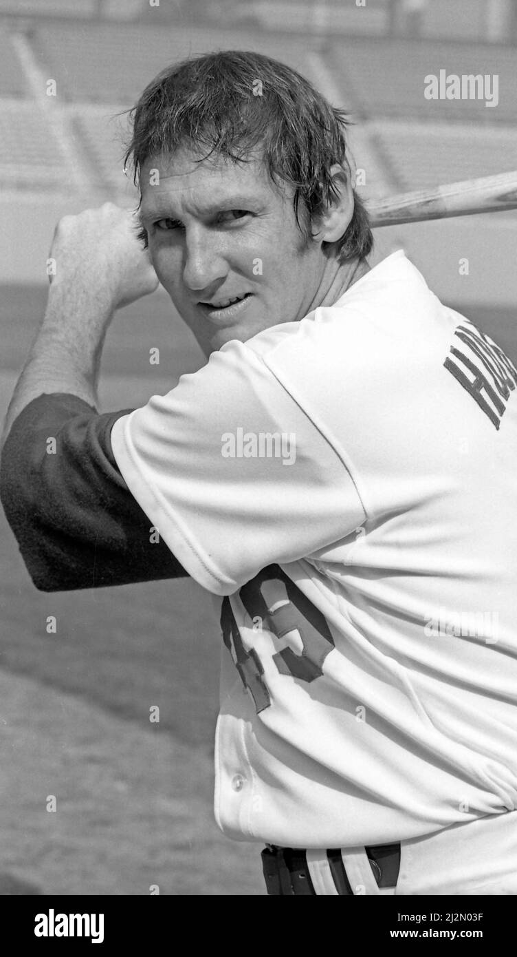 Der Baseballkrug Charlie Hough, bekannt für seinen hervorragenden Knöchel, posiert scherzhaft mit einem Schläger bei einem frühen Training vor der Saison mit den Los Angeles Dodgers im Dodger Stadium . Stockfoto
