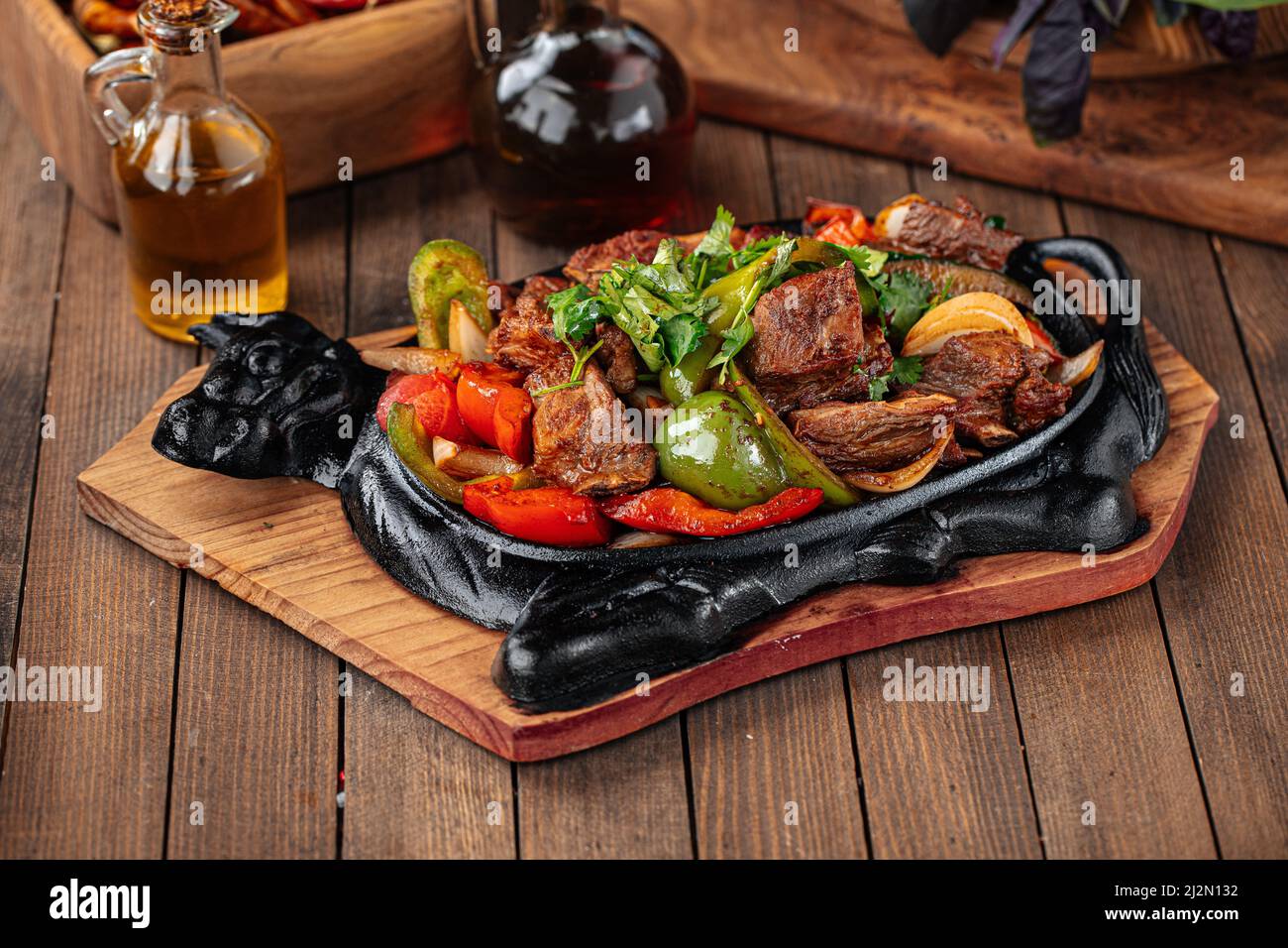 Asiatische Braten gekochtes Fleisch mit Gemüse Stockfoto