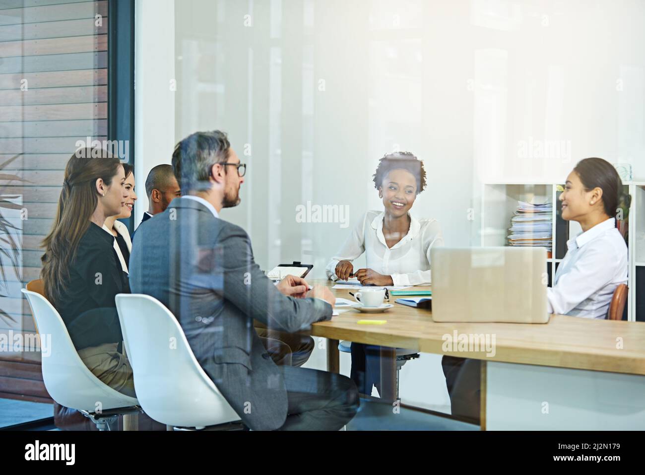 Offene Kommunikationslinien. Eine Aufnahme einer Gruppe von Geschäftsleuten, die sich im Sitzungssaal treffen. Stockfoto