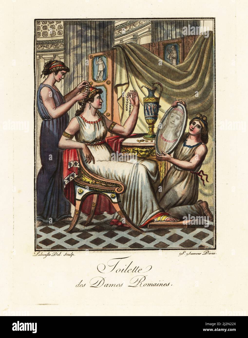 Frau, die im alten Rom Haare und Make-up macht. Eine Sklavin fixiert Perlen an ihrer Mitra (Stirnband), während eine andere einen Spiegel hält. Sie sitzt in einer ärmellosen Tunika und Pantoffeln an einem Frisiertisch mit Wasserkrug, einem Palla (Mantel) auf ihrem Stuhl mit Fußstütze. Toilette des Dames Romaines. Handkoloriertes Kupferstich gezeichnet und gestochen von L. Labrousse, Künstler von Bordeaux, unter der Leitung von Jacques Grasset de Saint-Sauveur aus seinem L’antique Rome, ou description historique et pittoresque, Ancient Rome, or historical and pittoresque description, chez Deroy, Paris, 1796. Stockfoto