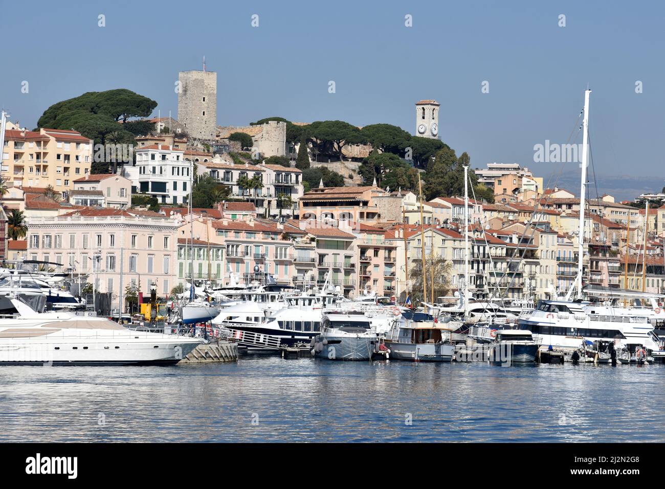 Frankreich, französische riviera, Cannes, das Suquet ist der älteste Teil der Stadt, mit Blick auf den Hafen und das mittelmeer. Stockfoto