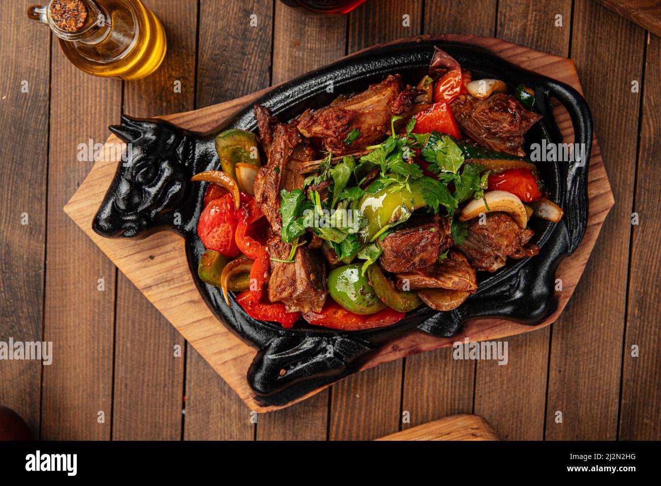 Asiatische Braten gekochtes Fleisch mit Gemüse Stockfoto