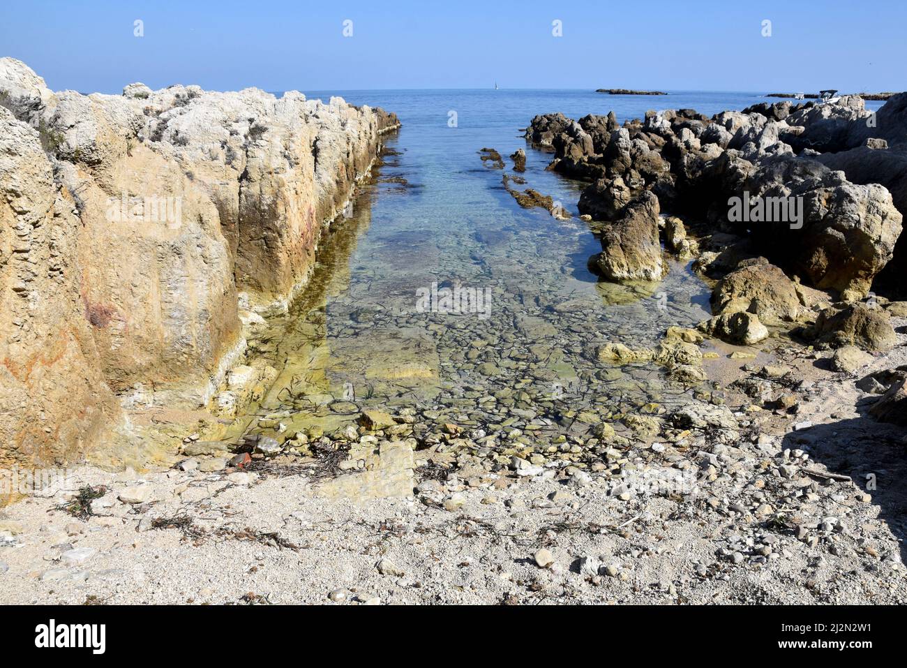 Frankreich, französische riviera, Bucht von Cannes, Lérins-Inseln, eine Bucht auf den Saint Honorat-Inseln, dieser natürliche Ort im mittelmeer ist geschützt. Stockfoto