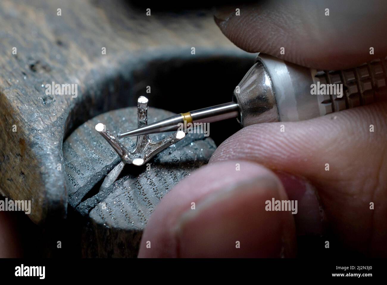 Ein Verlobungsring hat Punkte geschnitten, die für einen Prinzessschliff-Diamanten in einer 77 Diamonds Werkstatt im Zentrum von London geeignet sind. Bilddatum: Freitag, 1. April 2022. Stockfoto