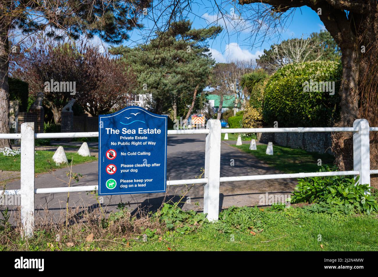 Schild am Eingang zu einem Privatgrundstück ohne öffentliches Wegerecht im Sea Estate, Rustington, West Sussex, England, Großbritannien. Stockfoto