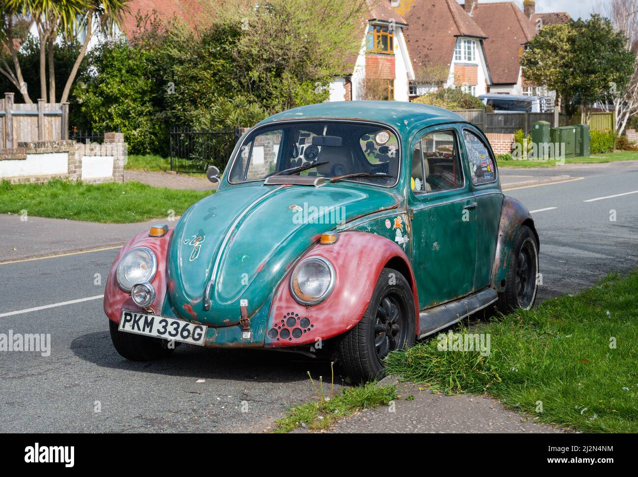 Original Volkswagen Beetle Auto gebaut 1968, scheinbar verlassen & vernachlässigt in einem rauen Zustand der Reparatur geparkt am Straßenrand in England, Großbritannien. VW Käfer Stockfoto