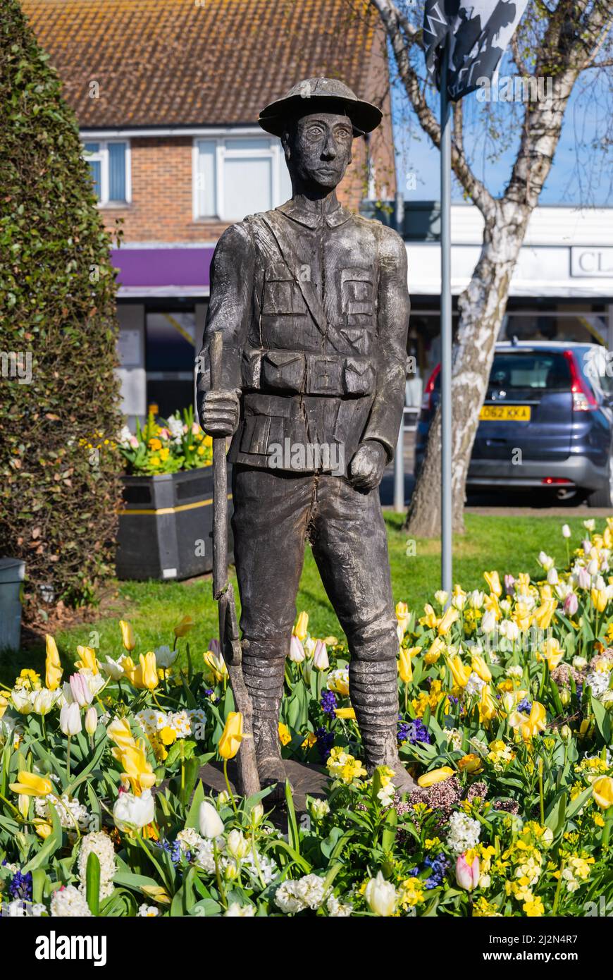 100 Jahre WWI (Weltkrieg 1) Gedenkplantage umgeben von Blumen im Frühjahr in Rustington, West Sussex, England, Großbritannien. Stockfoto