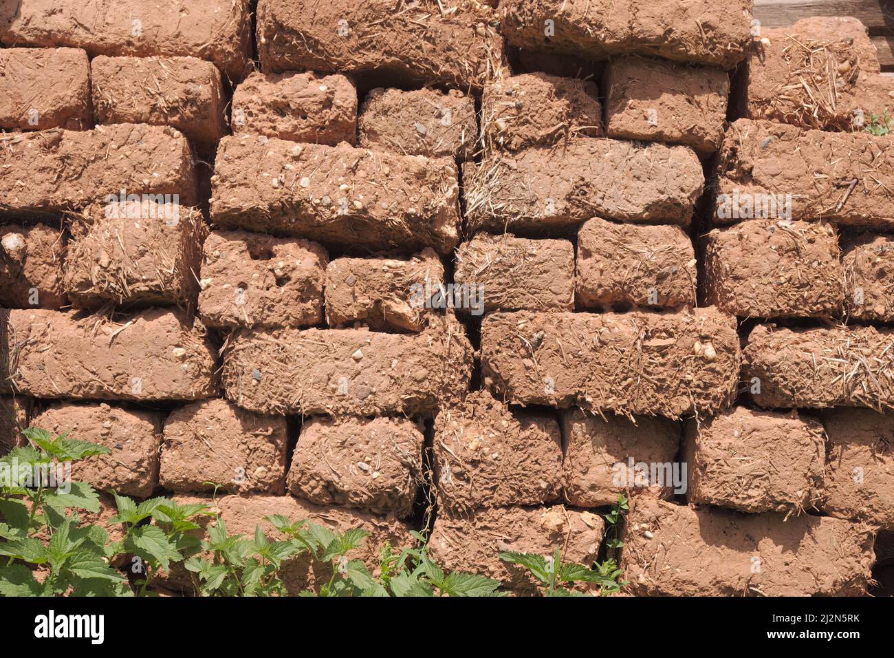 Erodierte Lehmziegelwand aus getrocknetem Ton und Stroh, Serbien Stockfoto