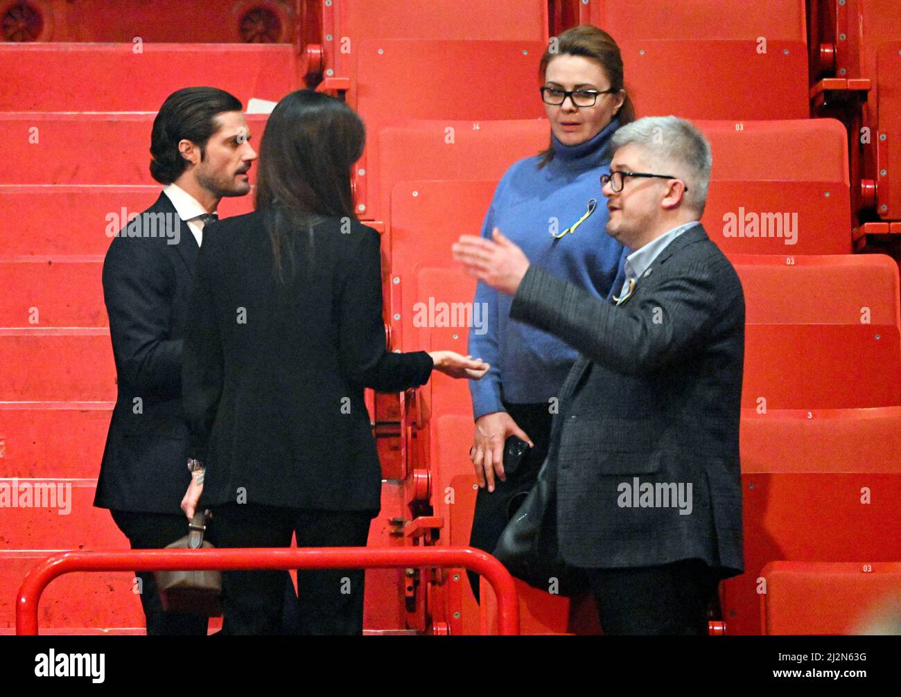 Prinz Carl Philip und Prinzessin Sofia mit dem ukrainischen Botschafter in Schweden Andrij Plachtonjuk und seiner Frau Viktoriia nehmen an einer Spendengala für die Ukraine in der Avicii Arena, Stockholm, Schweden, am 2. April 2022 Teil. Foto Henrik Montgomery / TT kod 10060 Stockfoto