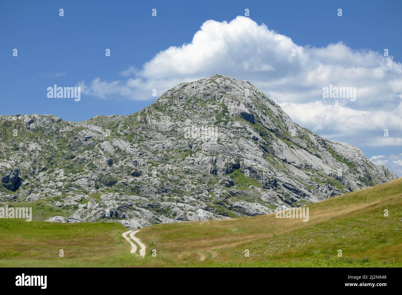 Felsiger Gipfel und weiße Wolken der Montenegro-Berge Stockfoto