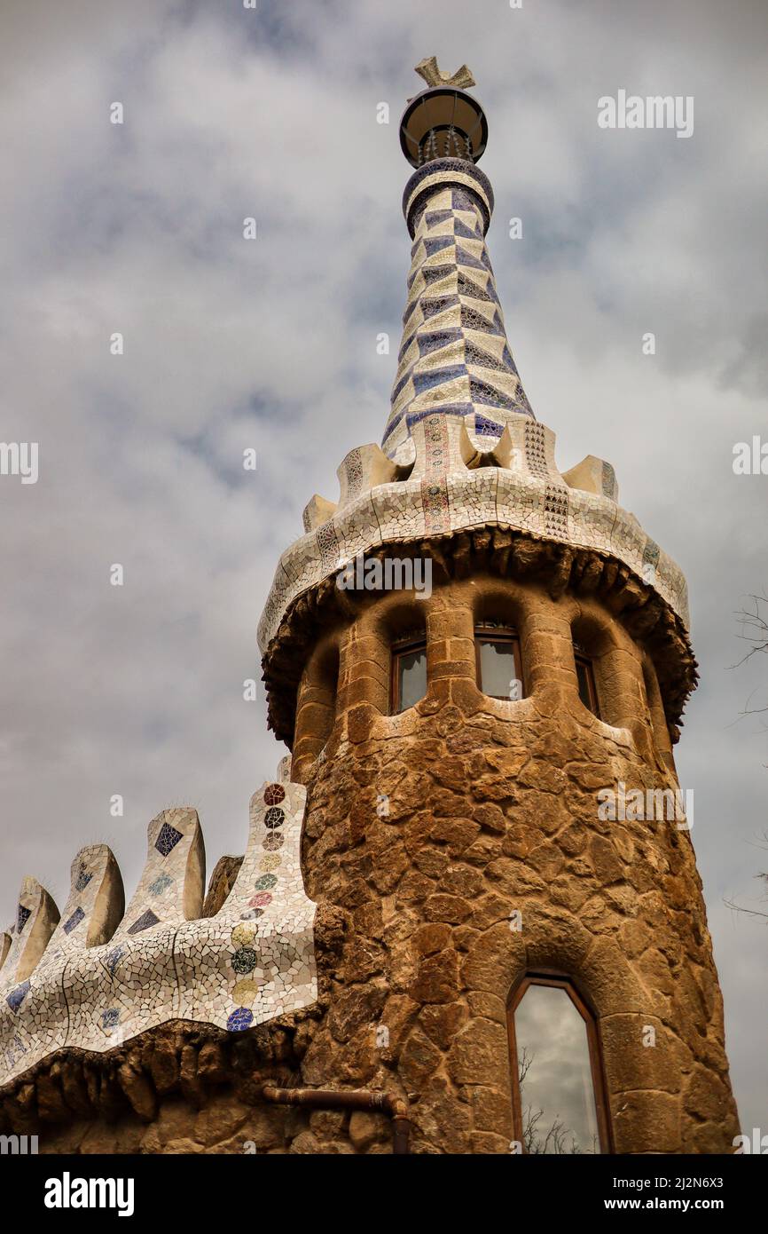 Barcelona, Spanien - 10. Februar 2022: Blick unter das Wahrzeichen von Gaudí in Barcelona. Sehen Sie sich die berühmte Architektur im Park Güell an. Stockfoto