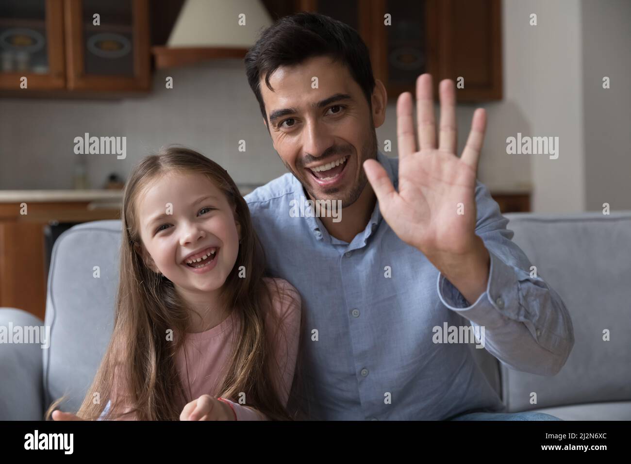 Glücklich liebenden Vater und kleine Tochter Mädchen winken Hand hallo Stockfoto