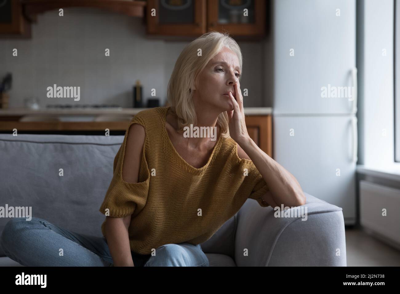 Frustriert einsam reifen 50s Frau wegschauen Stockfoto