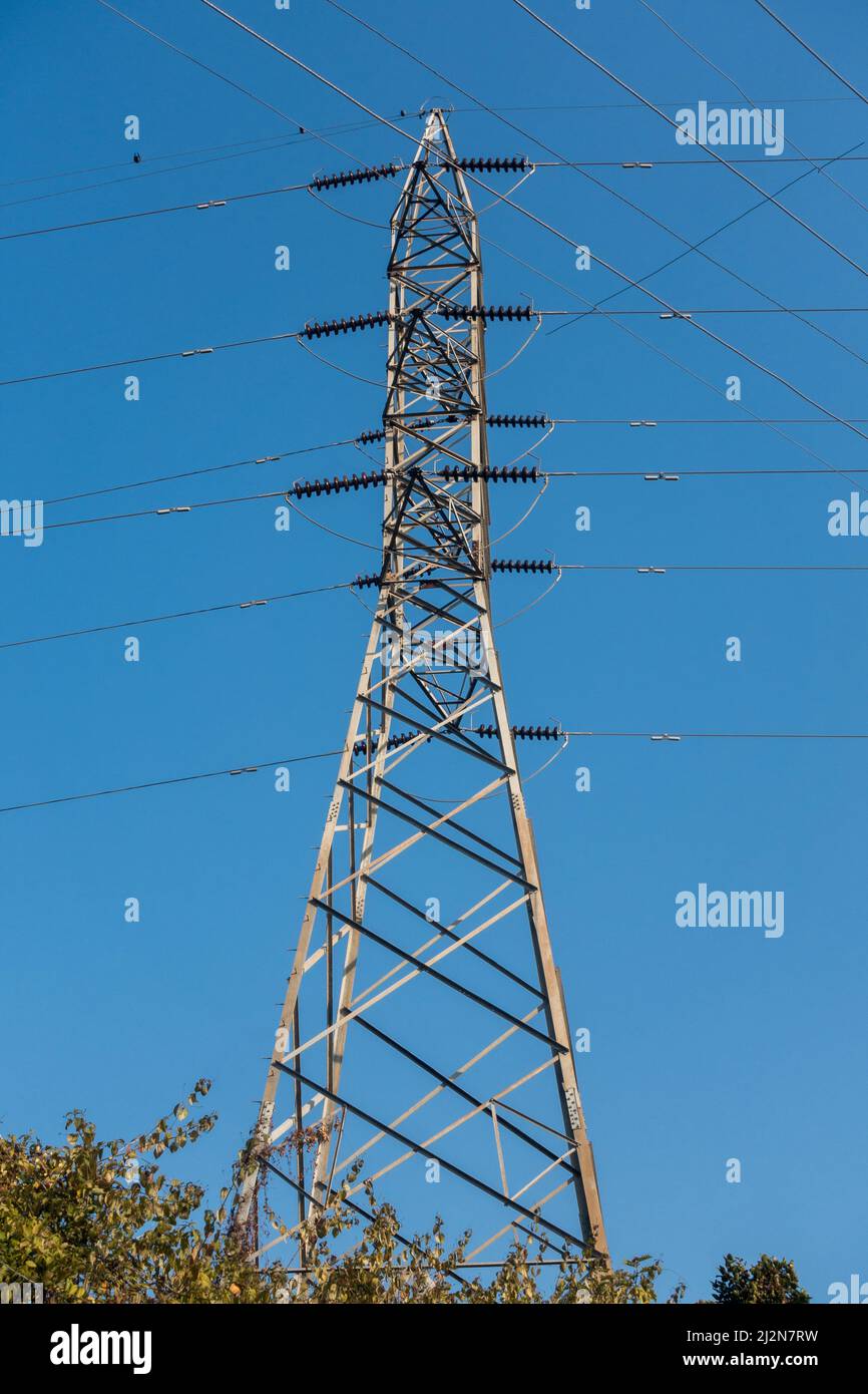 Strommasten mit Überkopftransformatoren in Indien. Stockfoto