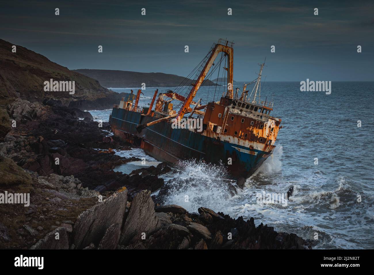 Die MV Alta, ein unbemanntes General Cargo-Schiff, das am 16.. Februar 2020 an der Südostküste Irlands in der Grafschaft Cork aufgeschwemmt wurde Stockfoto