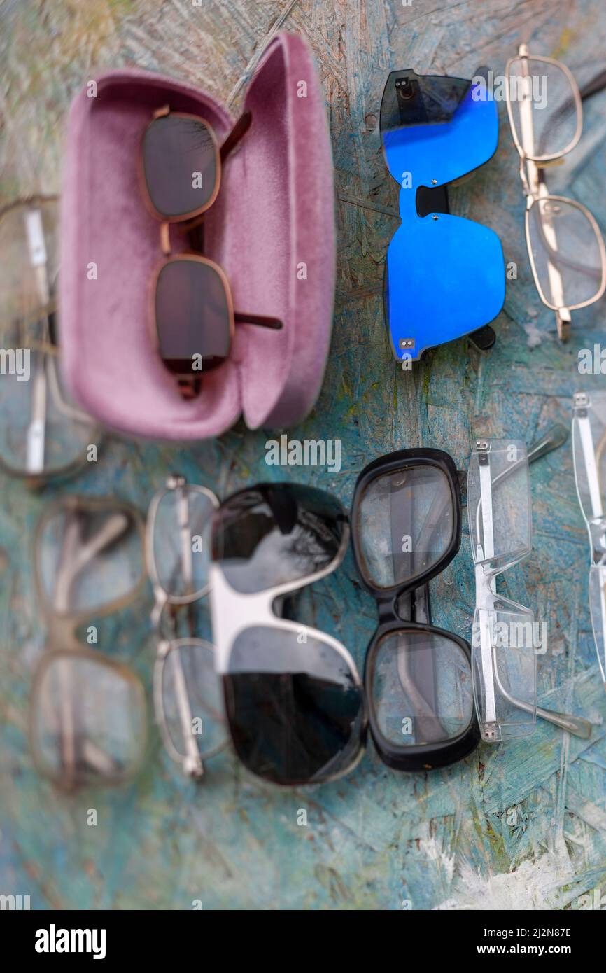 Vertikales Bild einer Auswahl an Brillen, kippbarer Shif-Fokus Stockfoto
