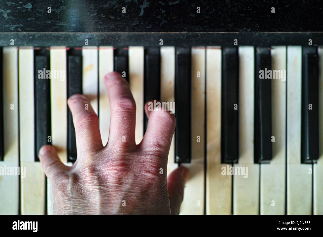 Ein Hand klopfende Akkord auf Klavier, über Schuss Stockfoto