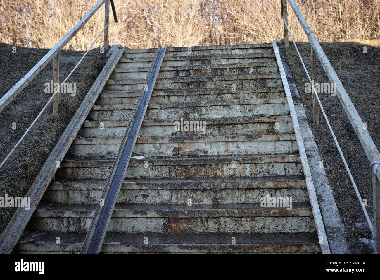 Außenaufnahme einer Treppe mit stahlfahrbarer Fahrradrampe Stockfoto