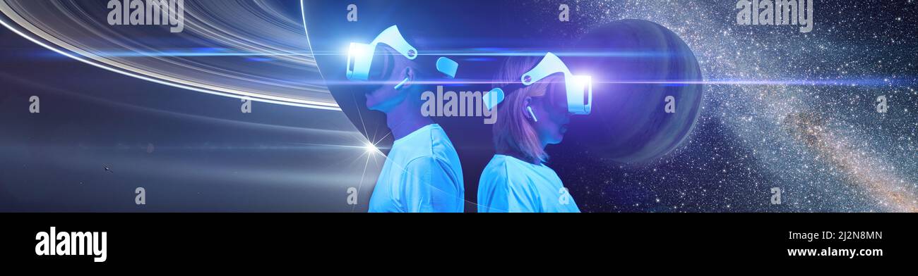 Ein Paar verwendet ein Virtual-Reality-Headset. Elemente dieses Bildes, die von der NASA eingerichtet wurden. Konzept der virtuellen, erweiterten und erweiterten Realität, Zukunftstechnik Stockfoto