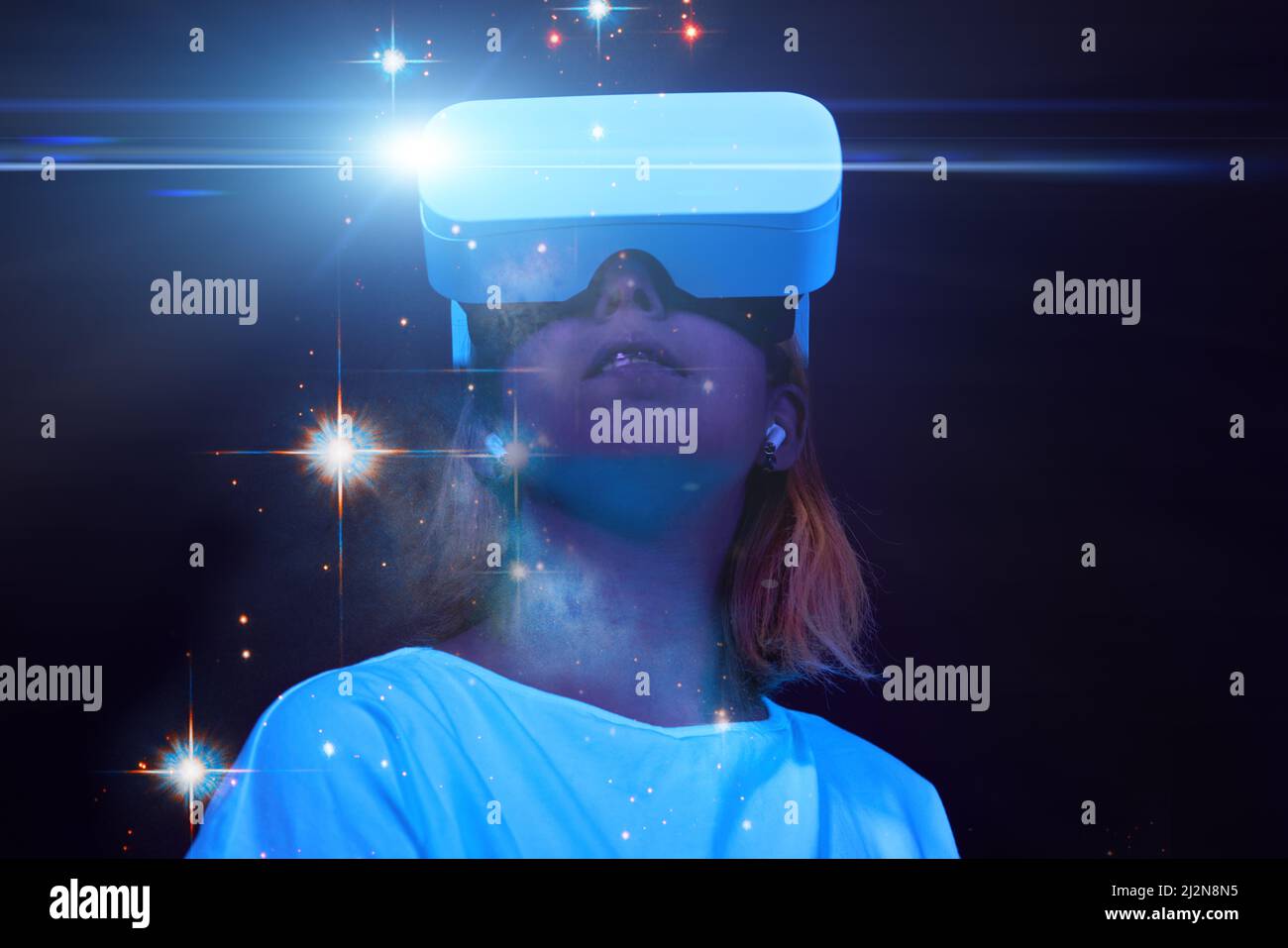 Frau verwendet ein Virtual-Reality-Headset. Elemente dieses Bildes, die von der NASA eingerichtet wurden. Konzept der virtuellen, erweiterten und erweiterten Realität, Zukunftstechnologie Stockfoto