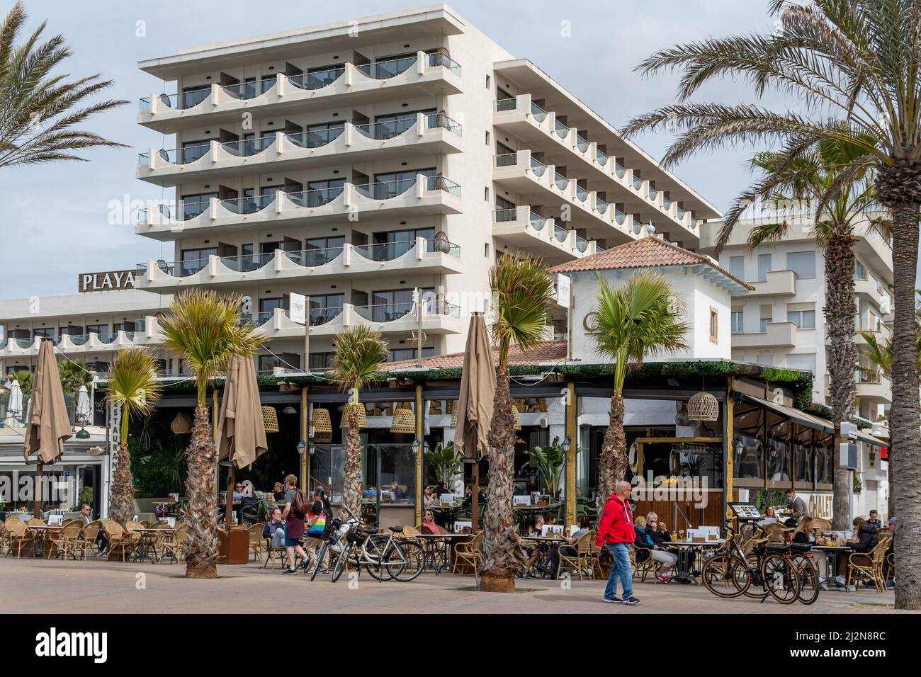 Playa de Palma, Spanien; 13 2022. märz: Cafeteria Terrasse an der Promenade von Playa de Palma, ein bewölktes Wintermorgen. Insel Mallorca, Spanien Stockfoto