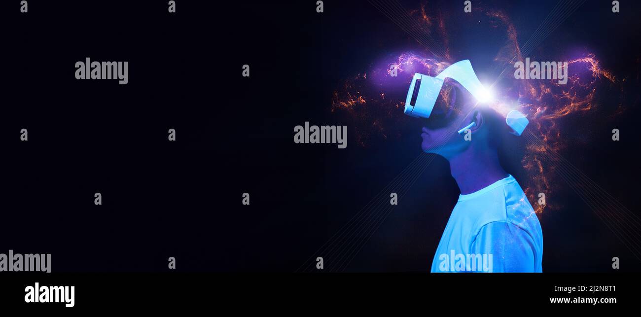 Der Mensch verwendet ein Virtual-Reality-Headset. Elemente dieses Bildes, die von der NASA eingerichtet wurden. Konzept der virtuellen, erweiterten und erweiterten Realität, Zukunftstechnologie, Stockfoto