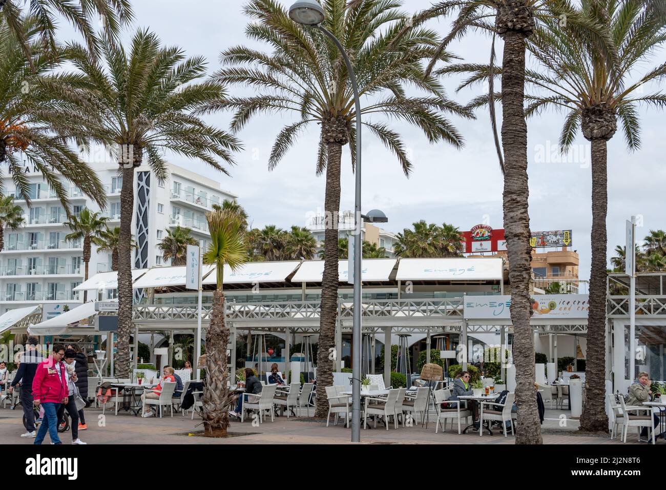 Playa de Palma, Spanien; 13 2022. märz: Cafeteria Terrasse an der Promenade von Playa de Palma, ein bewölktes Wintermorgen. Insel Mallorca, Spanien Stockfoto