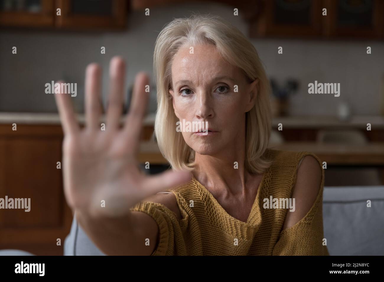 Besorgt reifen kaukasischen Dame macht Hand Stop-Geste Stockfoto