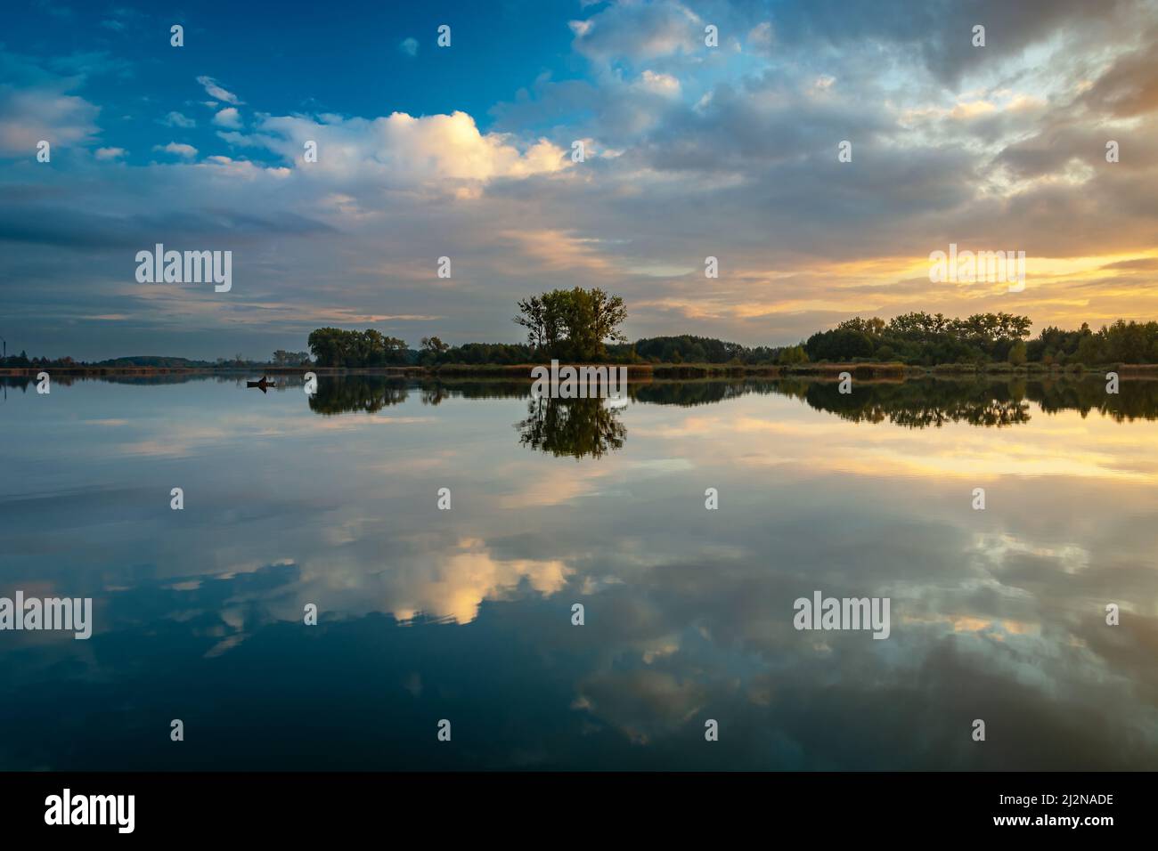 Spiegelreflexion im Wasser der Abendwolken, Stankow, Polen Stockfoto