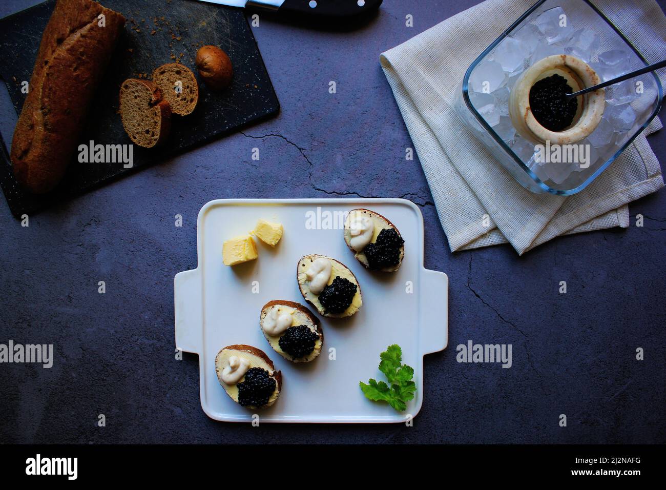 Brot, Schwarzer Kaviar Bruschetta und roher Kaviar im Eis Stockfoto